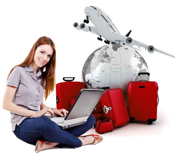 Jovem bonita viagem de planejamento on-line com bagagem 3d em segundo plano — Fotografia de Stock