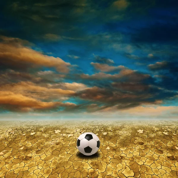 足球在沙漠土地 — 图库照片