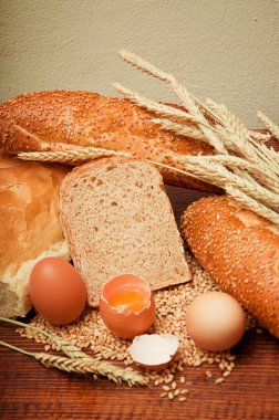 Kepekli ekmek, tahıl ve kulakları ile yumurta