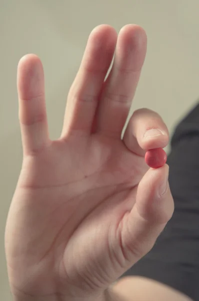 Hand med ett piller — Stockfoto