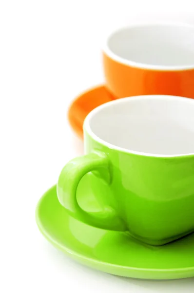 Зеленые и красные кофейные чашки — стоковое фото