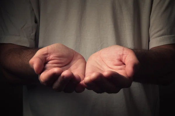 Mãos abertas de um homem — Fotografia de Stock