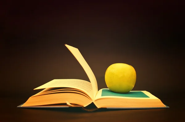 Μήλο σε ένα βιβλίο — Φωτογραφία Αρχείου