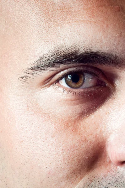 Brązowe męskie oko — Zdjęcie stockowe