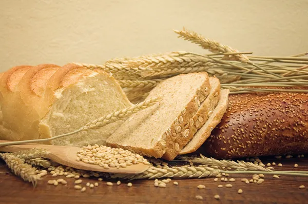 Bread and wheat grains