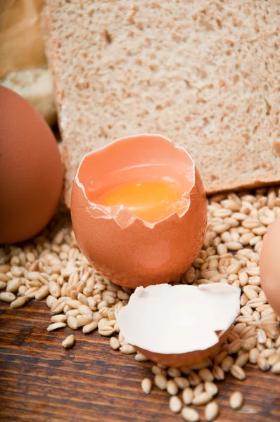 Pan de trigo, granos y espigas con huevos — Foto de Stock