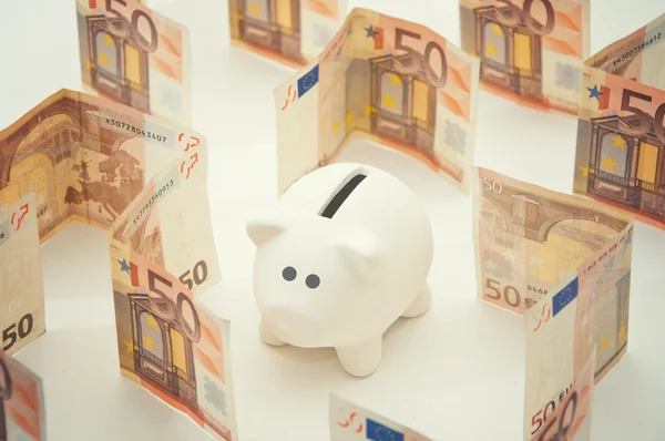 Piggy geld bank in labyrint — Stockfoto