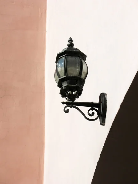 Straat lamp op de muur. Sint-petersburg — Stockfoto