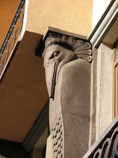 The head is a fantastic bird. Detail of decoration of the building — Stock Photo, Image