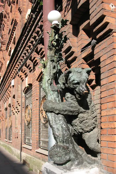 Urso de Bronze com velas nos escritórios da antiga Fábrica Mecânica. São Petersburgo — Fotografia de Stock