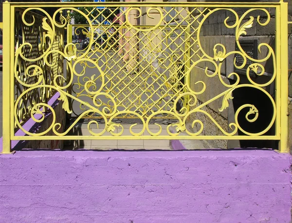 Gele grille bij de ingang van de kelder café — Stockfoto