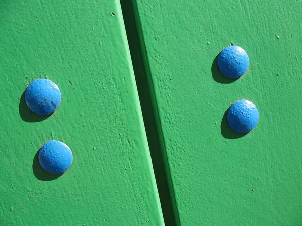 Ένα θραύσμα από μια ξύλινη πόρτα με βίδες — Φωτογραφία Αρχείου