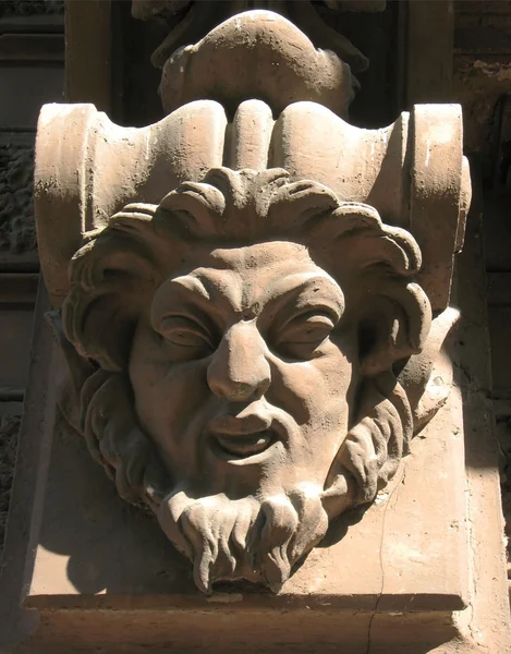 Der Kopf ist eine Satire auf die Fassade des Gebäudes. — Stockfoto