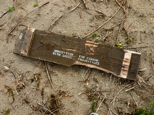 Elhagyott törött lőszer box - ágyú lövedékek — Stock Fotó