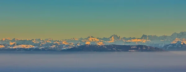 Alpler ve kar ve gün batımı — Stok fotoğraf