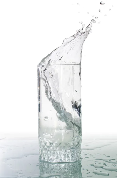 Сплеск води в склі (малий доф ) — стокове фото