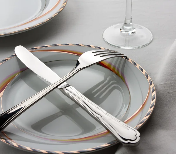 Forchetta e coltello incrociati sul piatto — Foto Stock