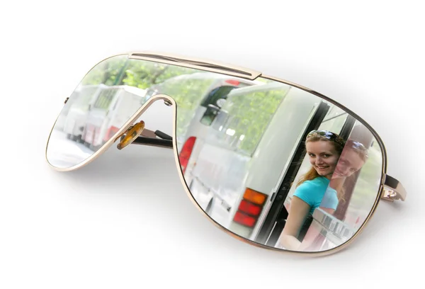 Sorridente ragazza turistica in autobus in occhiali da sole — Foto Stock