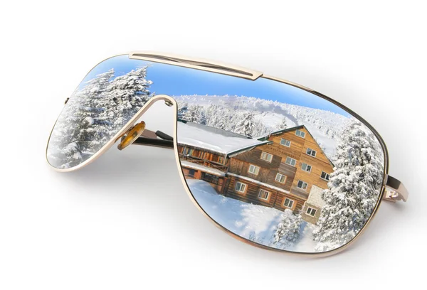 Зимний пейзаж в солнечных очках — стоковое фото