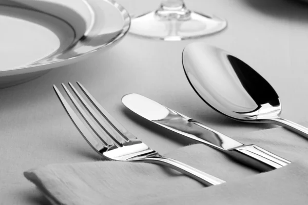 Μαχαίρι, πιρούνι και κουτάλι στο τραπέζι — Φωτογραφία Αρχείου