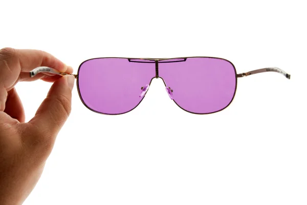 Mão segurando óculos de sol rosa — Fotografia de Stock