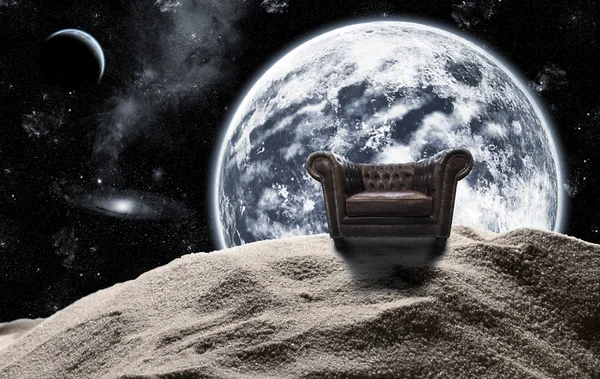 Cadeira antiga no espaço — Fotografia de Stock