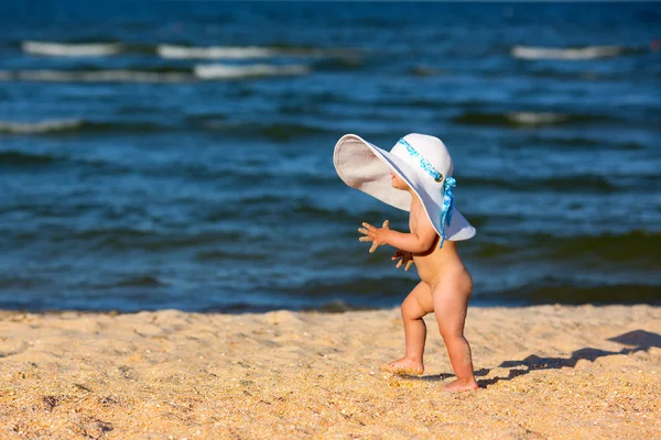 Menina bebê na praia — Fotografia de Stock