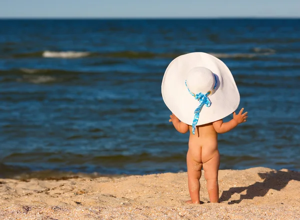 Little baby girl on the beach — Stock Photo, Image
