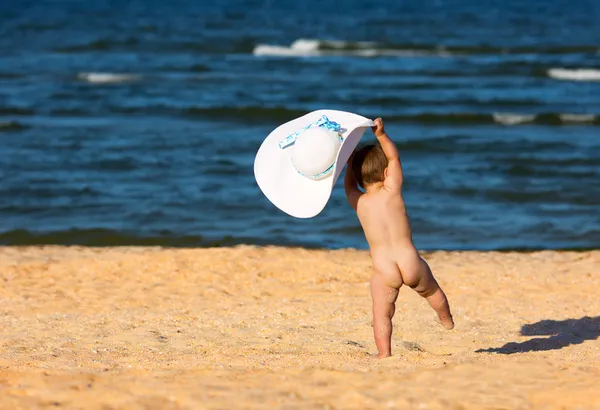 Rüzgar, küçük bebek kız — Stok fotoğraf