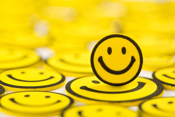 Ímã sorridente amarelo — Fotografia de Stock