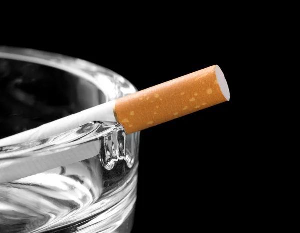 Sigaret op asbak — Stockfoto