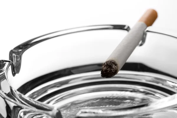 Zigarette auf Aschenbecher — Stockfoto