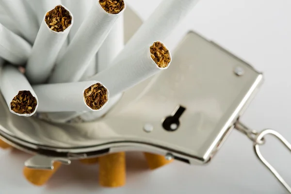 Сигареты, пристегнутые наручниками — стоковое фото