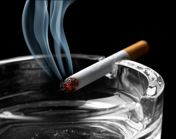Сигарета на пепельнице
