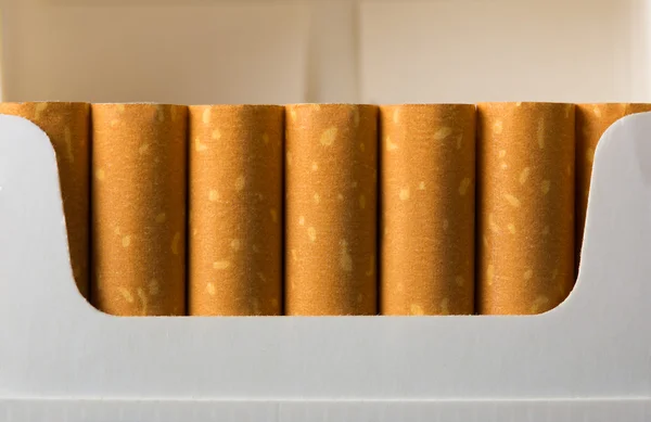 Сигареты в упаковке — стоковое фото