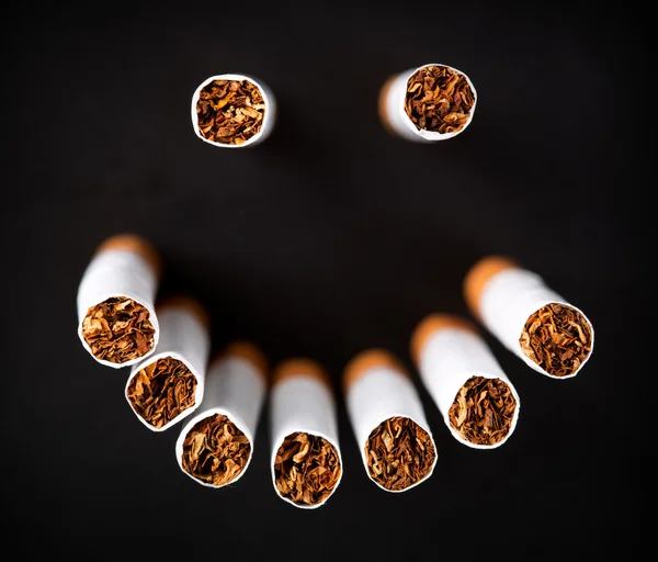 Cara sonriente hecha de cigarrillos — Foto de Stock
