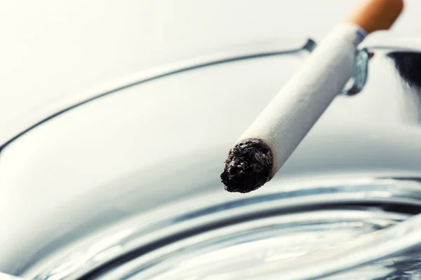 Kül tablası üzerinde Sigara — Stok fotoğraf