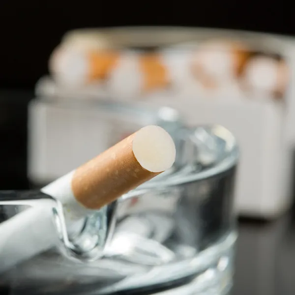 Cigarrillo en cenicero — Foto de Stock