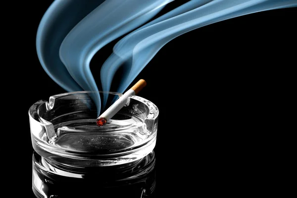 Cigarett på askfat — Stockfoto