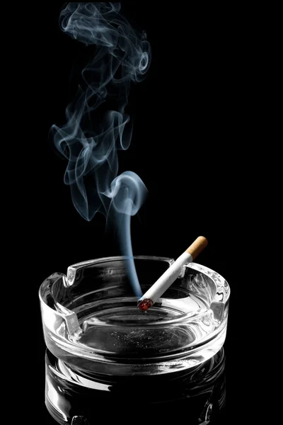 Cigarette sur cendrier — Photo