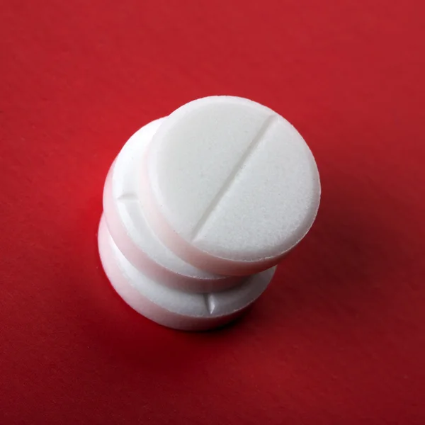 Drie witte tabletten — Stockfoto
