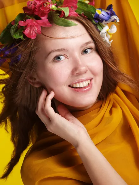 Uśmiechnięta dziewczyna z kwiatami — Zdjęcie stockowe