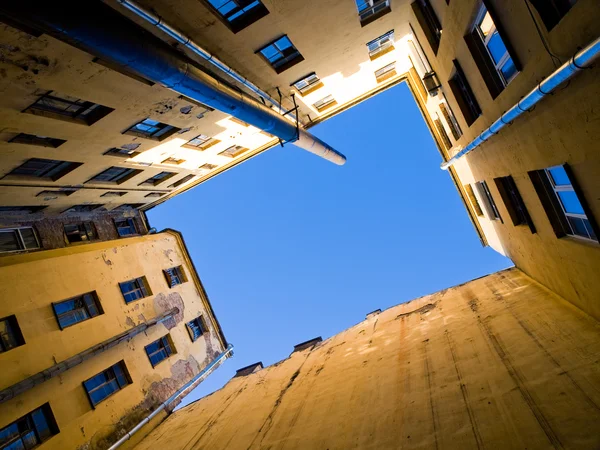 Céu no velho tribunal — Fotografia de Stock