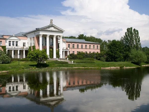 Palác nedaleko rybníka — Stock fotografie