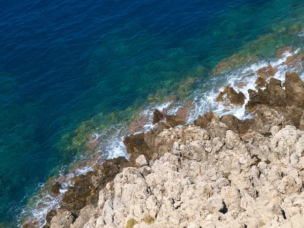Côte pierreuse de la mer — Photo