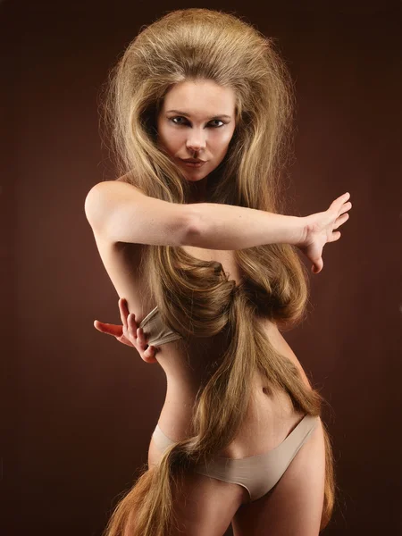 Девушка с длинными волосами — стоковое фото