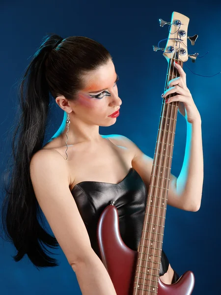 Girl gazdaság egy basszusgitár — Stock Fotó