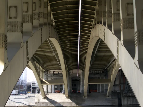 Köprünün altında — Stok fotoğraf