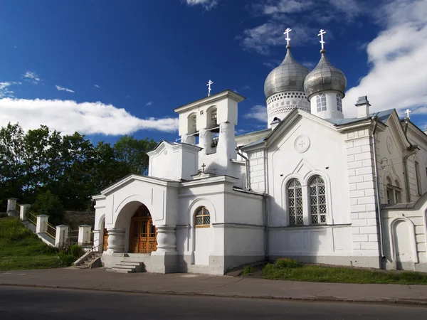 Igreja branca em Pskov — Fotografia de Stock