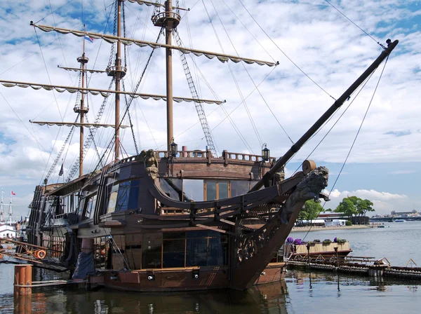 Старый корабль на причале — стоковое фото